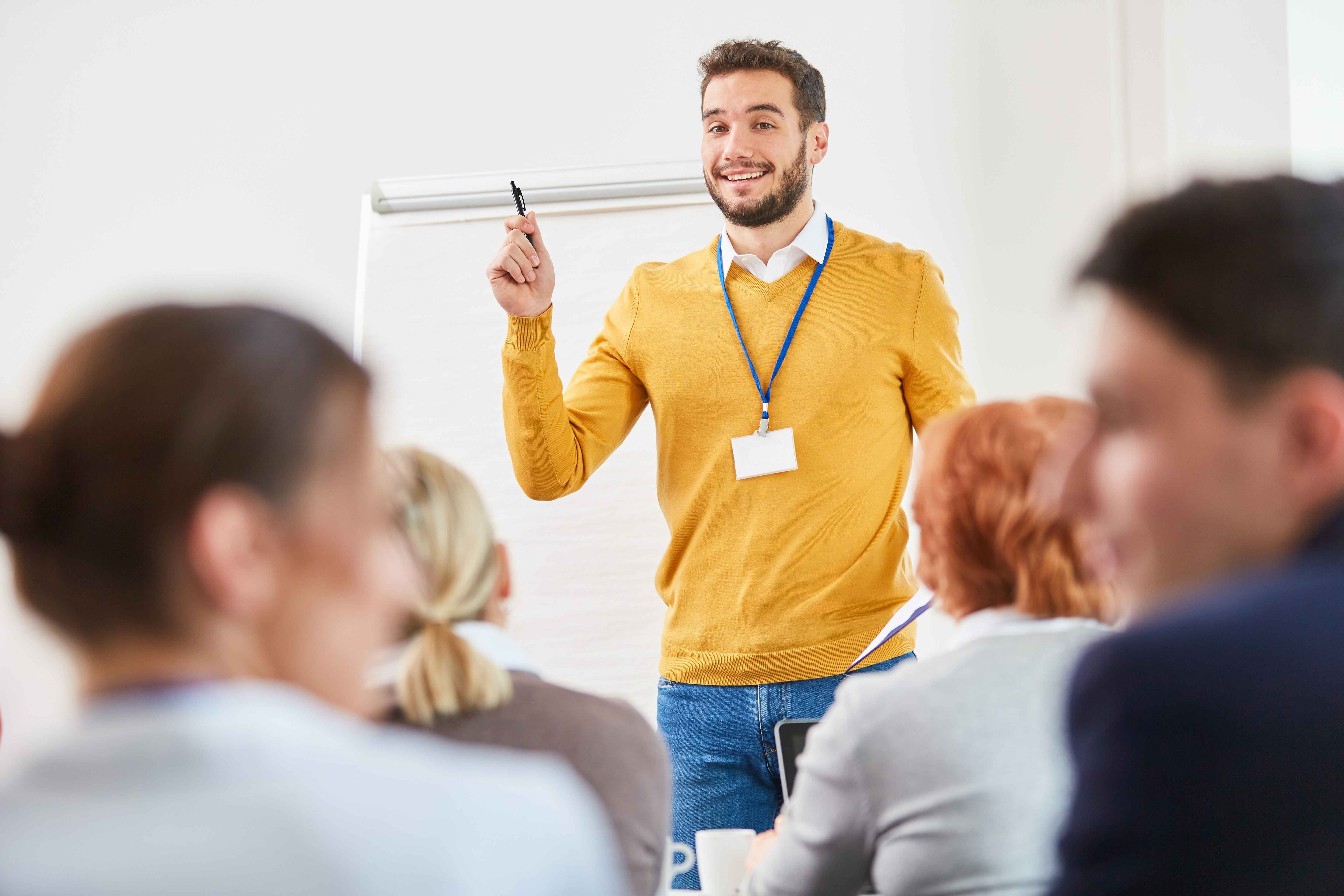 Mann als Redner bei einer Weiterbildung